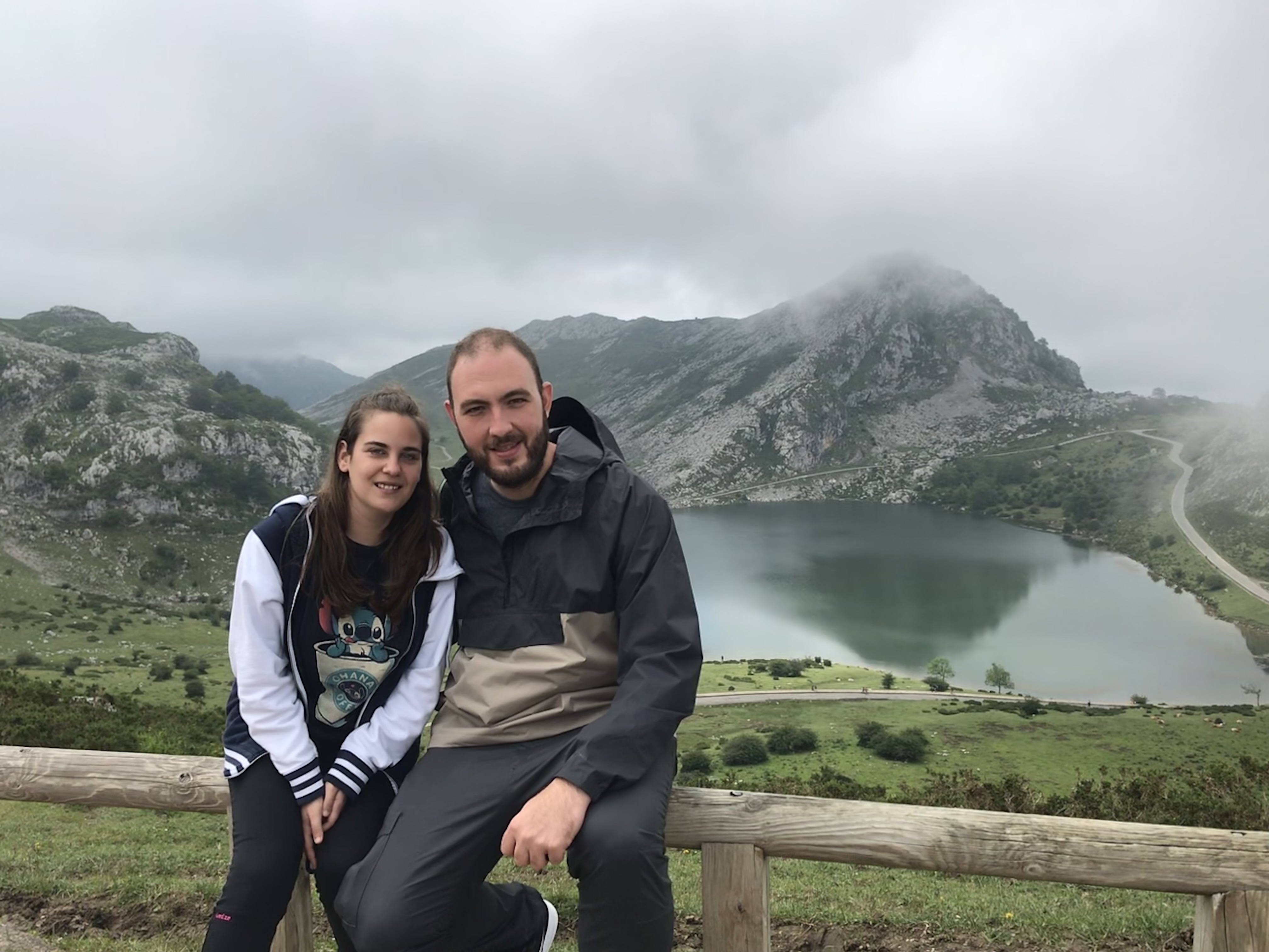 La pareja en los Lagos de Covadonga
