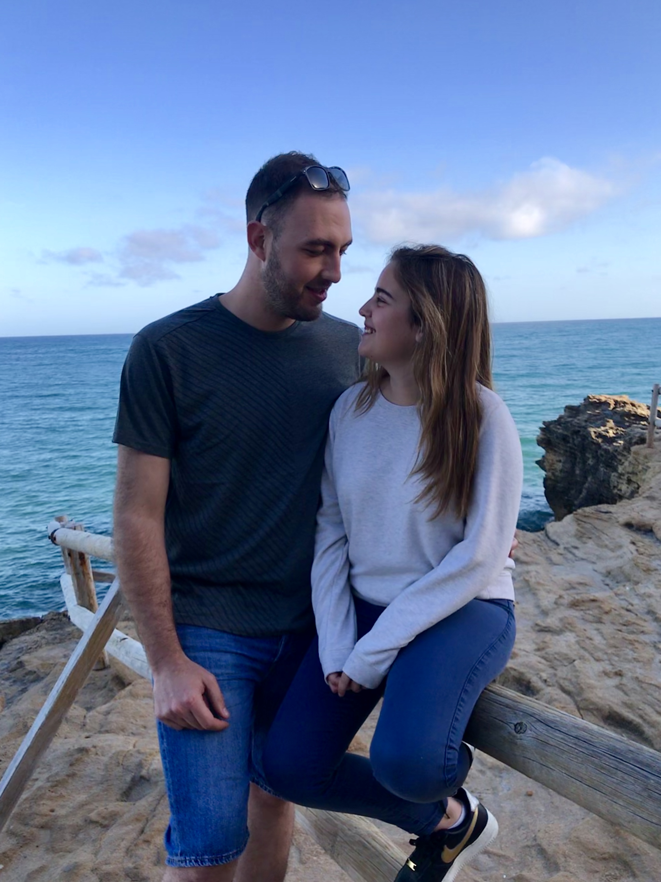 La pareja en las rocas junto al mar